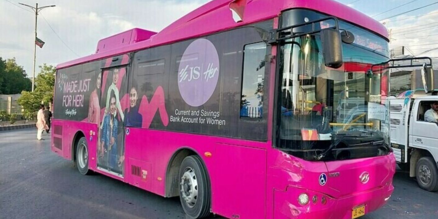 Bus khusus perempuan di Pakistan (FOTO: Dawn)