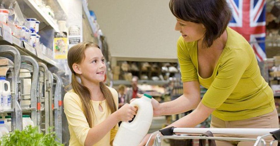 Ibu & Anak Memilih Produk Organik (Pinterest: dailymail.co.uk)