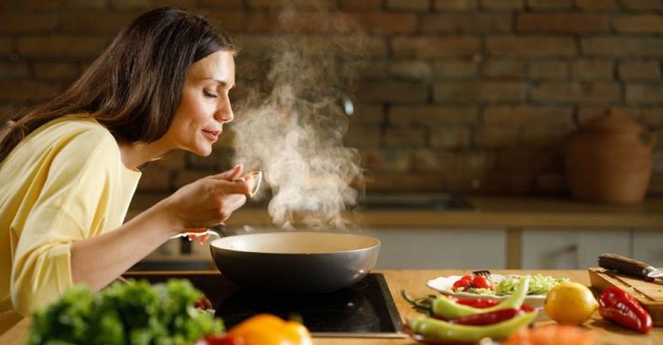 Wanita sedang Memasak (Pinterest: bunte.de)