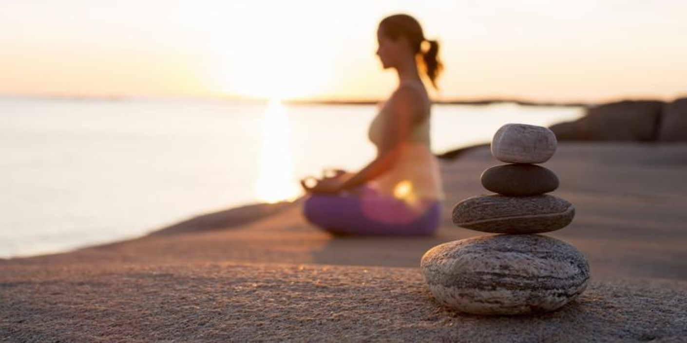 Wanita sedang Meditasi (Pinterest: CEOtudent)