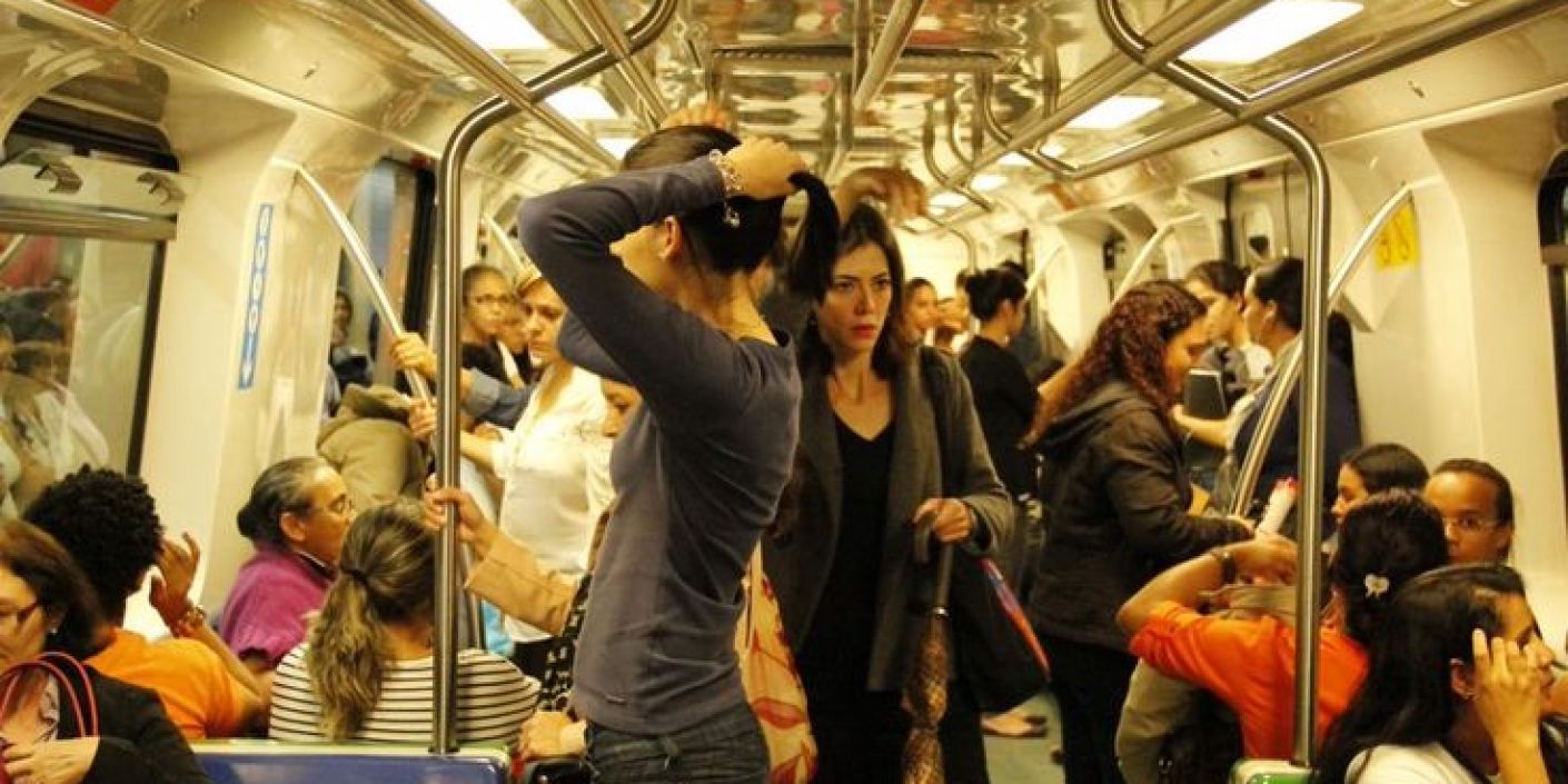 Perempuan di Dalam Transportasi Umum (Pinterest: Marina Allgayer)