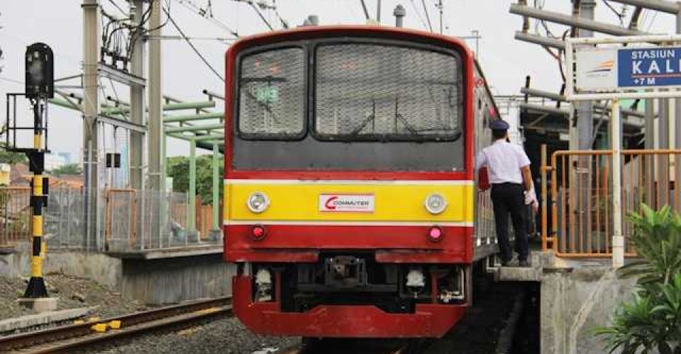 Keliling Jakarta pakai transportasi umum aja! (Foto: Unsplash/Fasyah Halim)
