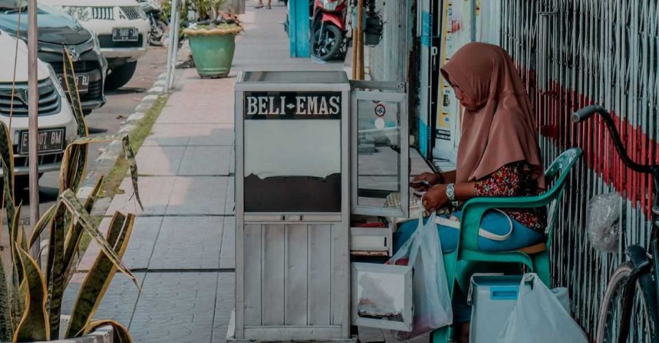 Pedagang memanfaatkan trotoar sebagai tempatnya berjualan (Foto: unsplash/Yazid N)