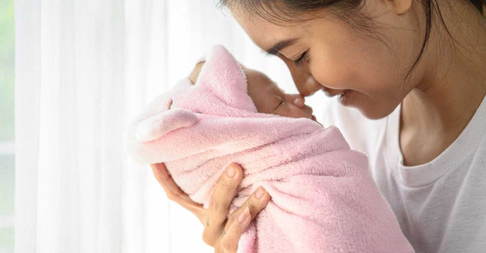 Ilustrasi bayi dan ibu