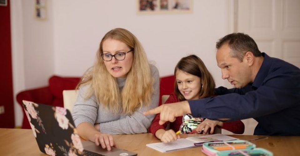 Orang Tua sedang Belajar Bersama Anaknya (Pinterest: kidsworldfun.com)