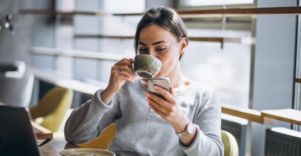FOTO: Ilustrasi Perempuan Corporate Meminum Kopi di Pagi Hari (sumber: Freepik)