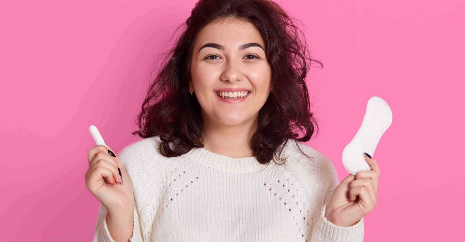 Ilustrasi wanita memegang pembalut (Freepik)