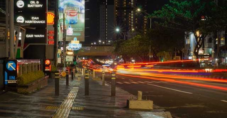 Trotoar di Jakarta belum sepenuhnya layak (Foto: Unsplash/Ammar Andiko)