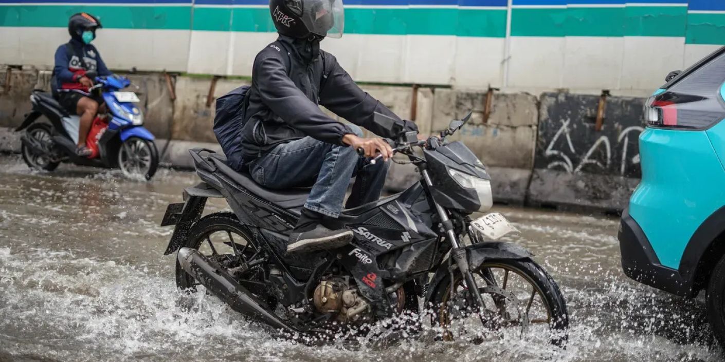 FOTO: Jakarta Tergenang Banjir Mengganggu Lalu Lintas Berkendara (sumber: Poskota/Bilal Nugraha Ginanjar)