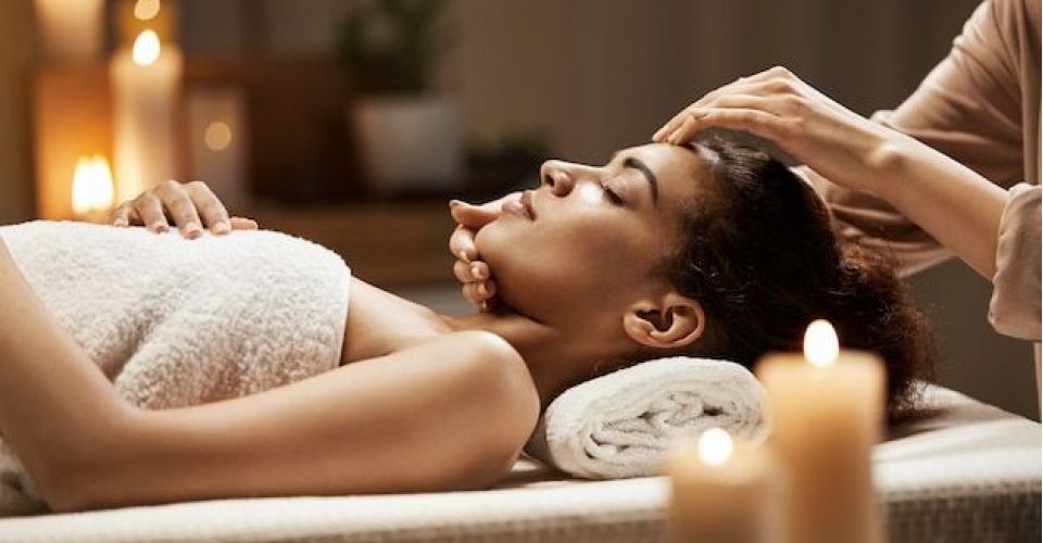Wanita Sedang Melakukan Treatment Spa (Pinterest: de.freepik.com)