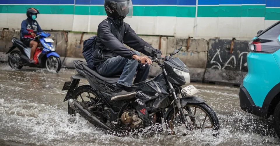 FOTO: Jakarta Tergenang Banjir Mengganggu Lalu Lintas Berkendara (sumber: Poskota/Bilal Nugraha Ginanjar)