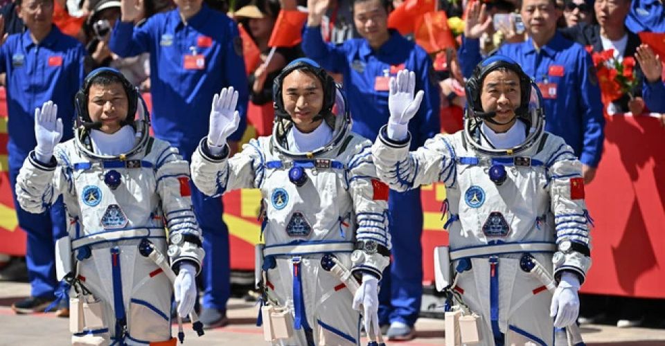 FOTO: Tiga Astronaut China (sumber: Pedro PARDO/AFP)