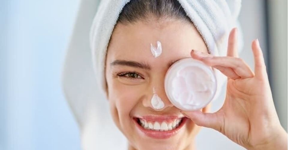 Wanita Menggunakan Skincare (Pinterest: Actually Aussie-Lex Skin Care)