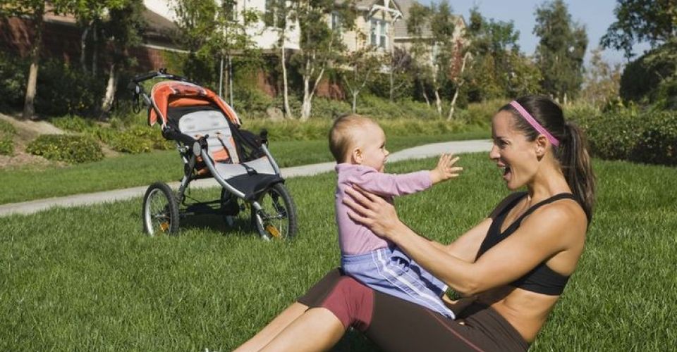 Mom yang sedang olahraga sembari mengurus anaknya (Pinterest: runnersworld.com)