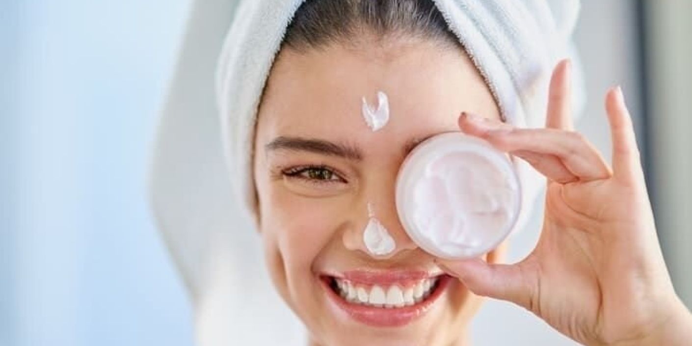 Wanita Menggunakan Skincare (Pinterest: Actually Aussie-Lex Skin Care)