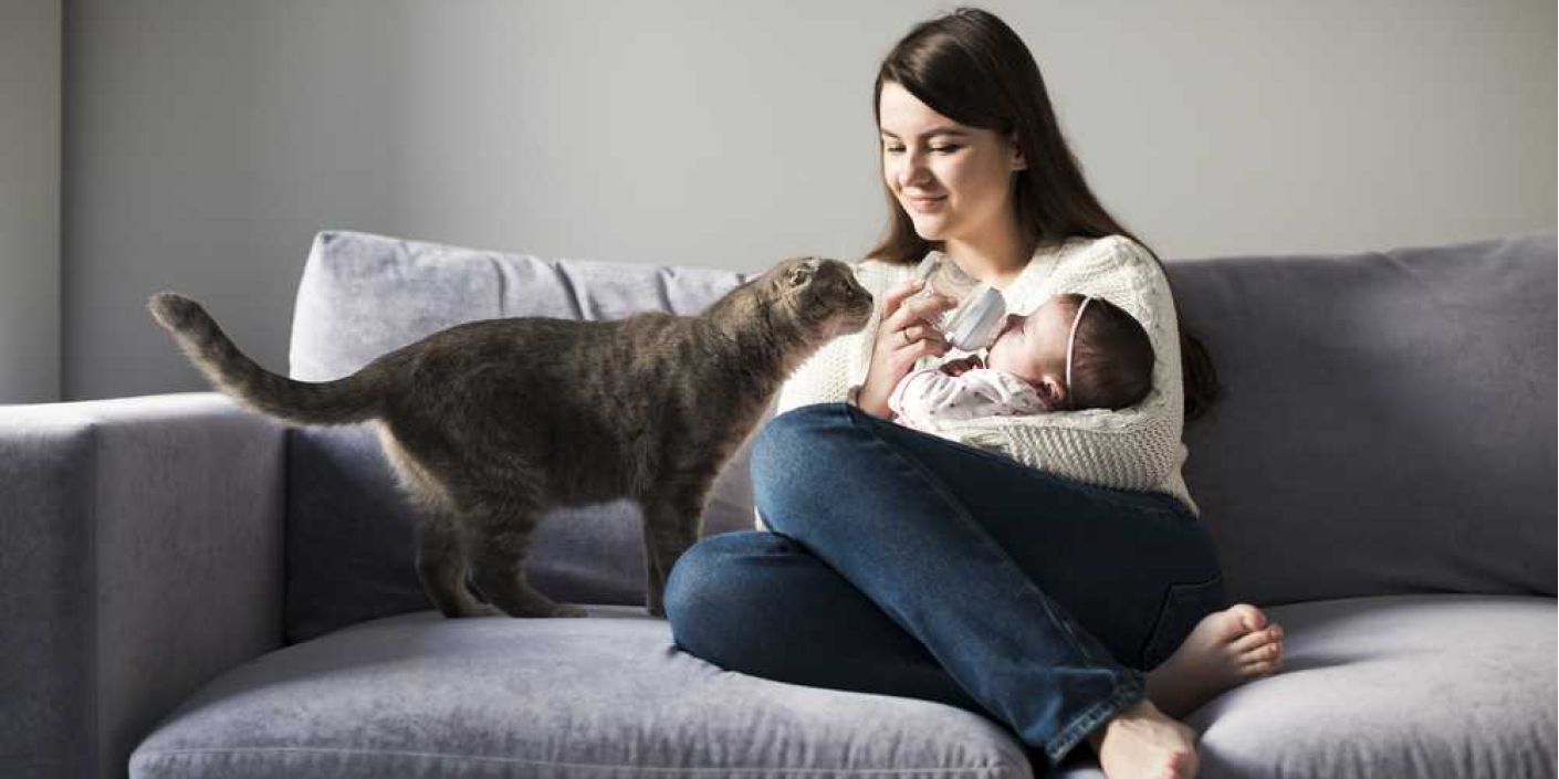 Ilustrasi ibu, anak, dan kucing (Freepik)