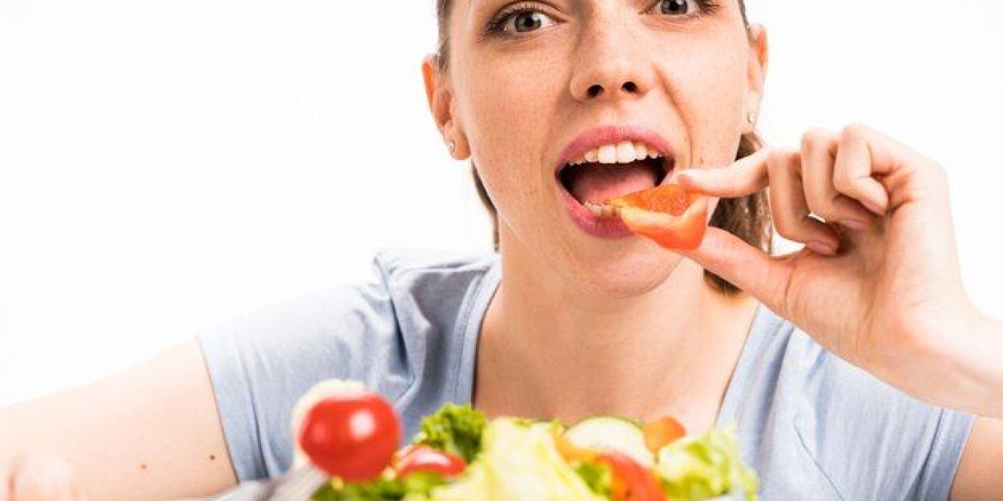 Wanita Sedang Makan Makanan Sehat (Pinterest: br.freepik.com)