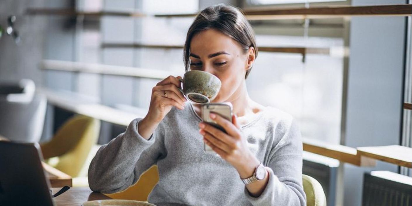 FOTO: Ilustrasi Perempuan Corporate Meminum Kopi di Pagi Hari (sumber: Freepik)