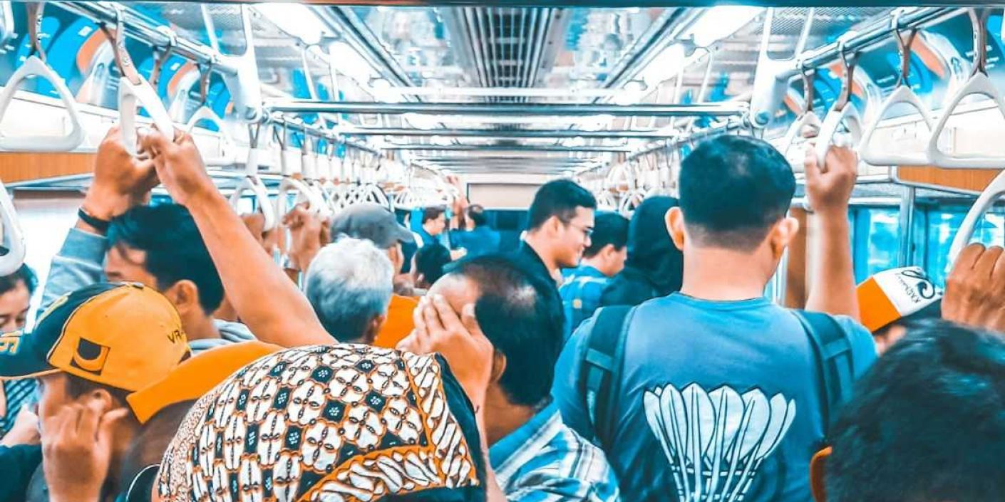 Kepadatan di dalam KRL (Foto: unsplash/William Manuel Son)