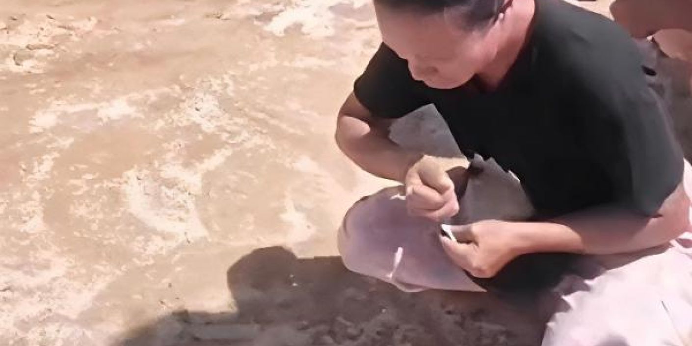 FOTO: Bantuan Udara yang Kontroversial Warga Tabut Sibolga Mengais Beras dari Tanah (sumber: Tangkapan Layar dari iNews Medan)