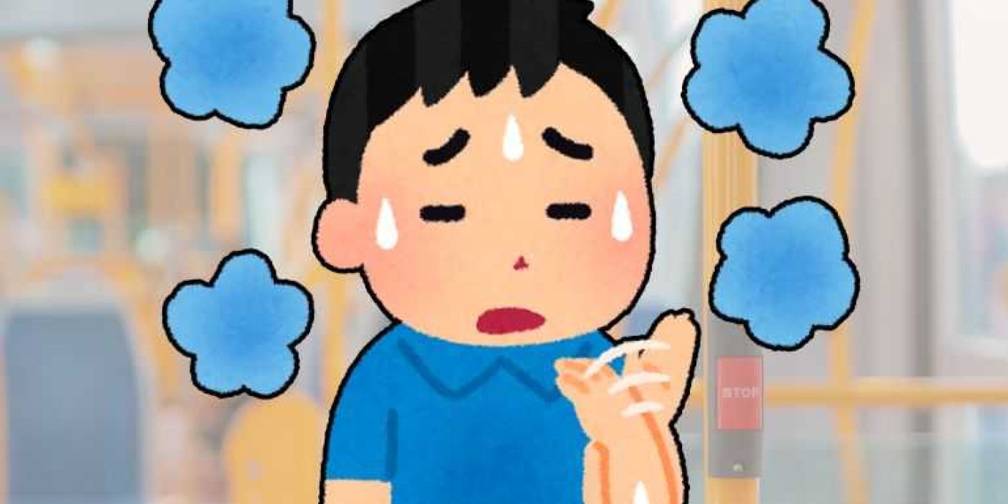 Berdesak-desakan ketika menggunakan transportasi umum bisa menimbulkan keringat dan bau badan yang tak sedap (Foto: canva)