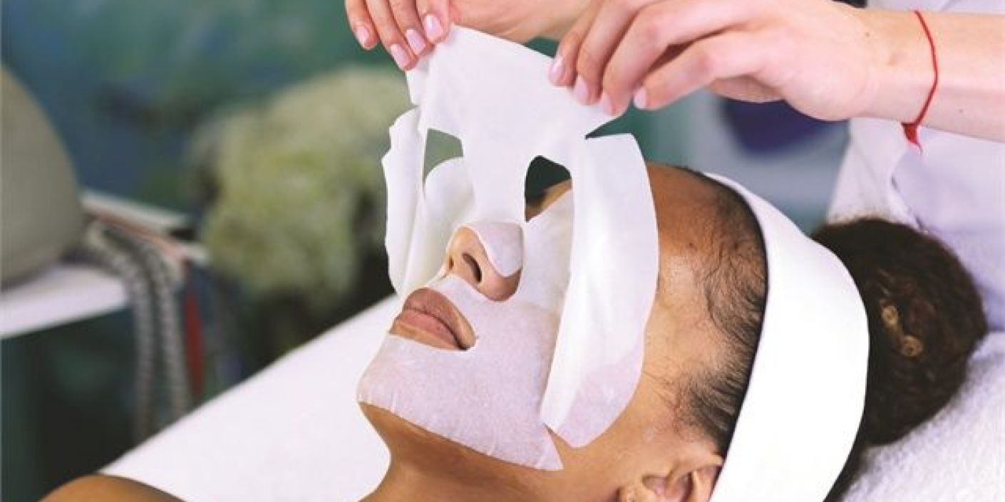 FOTO: Pemakaian Sheet Mask (sumber: NAILS Magazine)