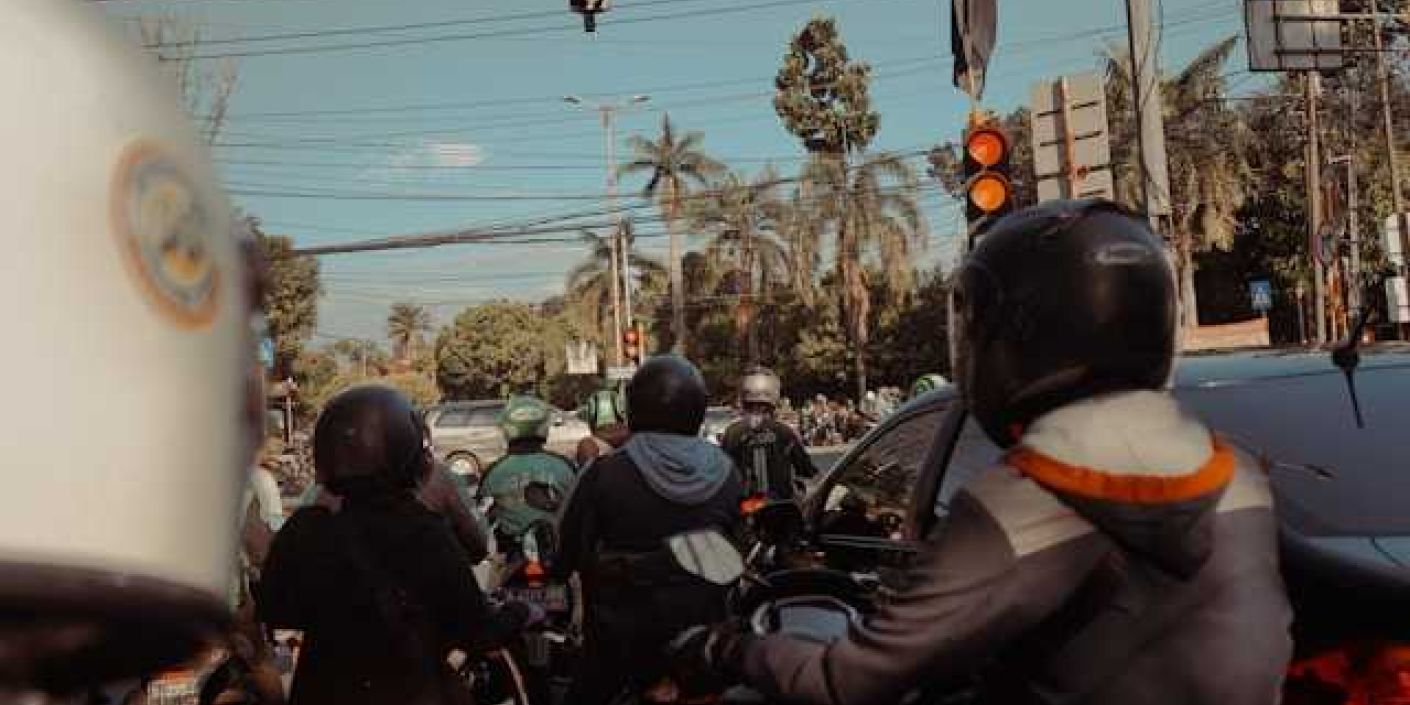 Para pengendara yang bersabar antri di lampu merah meskipun lalulintas padat (Foto: unsplash/Indira Tjokorda)