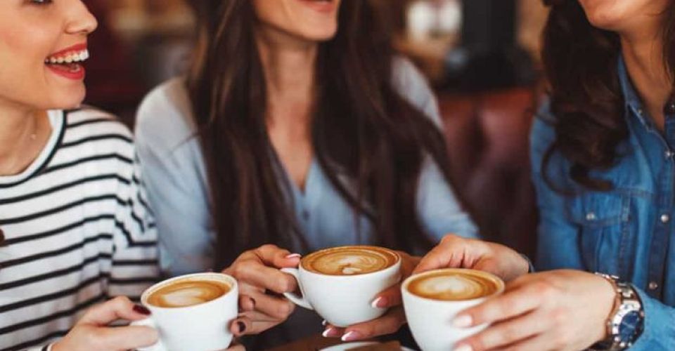 3 wanita menikmati kopi (Pinterest: newenglandwithlove.com)