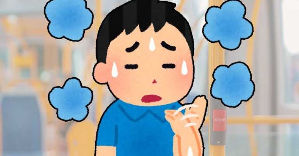 Berdesak-desakan ketika menggunakan transportasi umum bisa menimbulkan keringat dan bau badan yang tak sedap (Foto: canva)