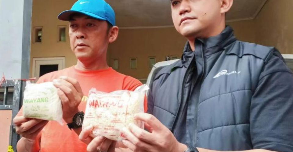 FOTO: Polisi Bongkar Pabrik Mie dan Kulit Pangsit “Wayang” Berbahan Kimia Berbahaya di Bogor (sumber: MSN - Ryandi Zahdomo)